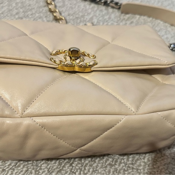 Chanel Tan Quilted Shoulder Bag - Picture 4 of 8